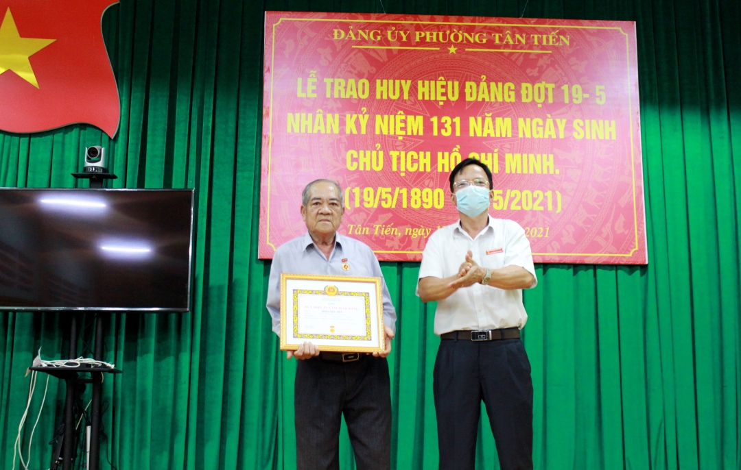 Đồng chí Đinh Viết Tiến (Chi bộ TDP 13) nhận Huy hiệu 55 tuổi đảng
