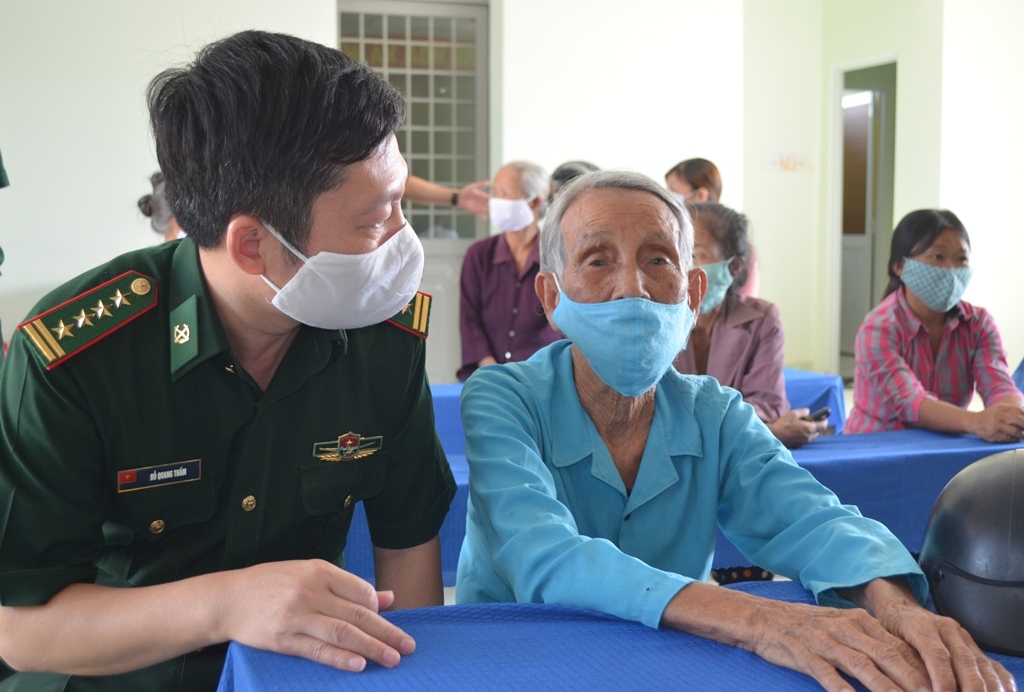 Đại tá Đỗ Quang Thấm thăm hỏi gia đình có hoàn cảnh đặc biệt khó khăn tại xã Ea Bung