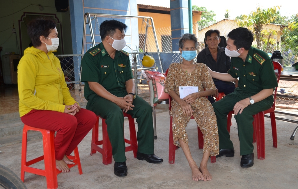 Đoàn công tác thăm hỏi và tặng quà Mẹ Việt Nam Anh Hùng Nguyễn Thị Xuân tại xã Ia Rvê, huyện Ea Súp