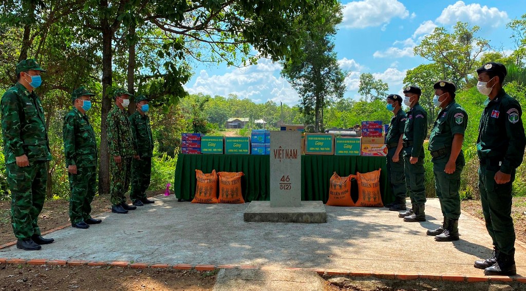 thăm hỏi, chia sẻ khó khăn và tặng quà cho Đồn Công an bảo vệ biên giới bộ Co Bal Đom Rây thuộc Ty Công an tỉnh Mondulkiri