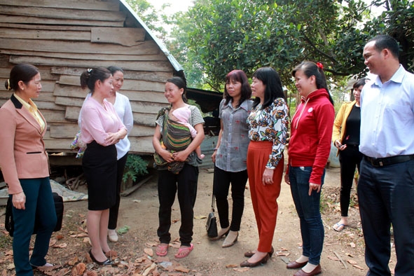 Hội LHPN tỉnh cùng các sở, ngành giám sát việc thực hiện chính sách đặc thù đối với phụ nữ dân tộc thiểu số tại huyện Krông Bông.  