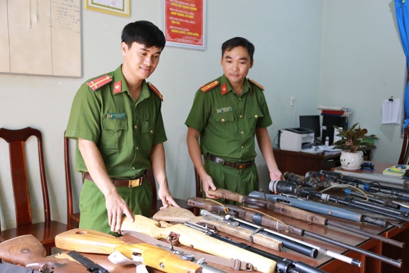Lực lượng công an kiểm tra số lượng súng tự chế vận động thu hồi được trong quần chúng nhân dân  tại xã Ea Tiêu.  