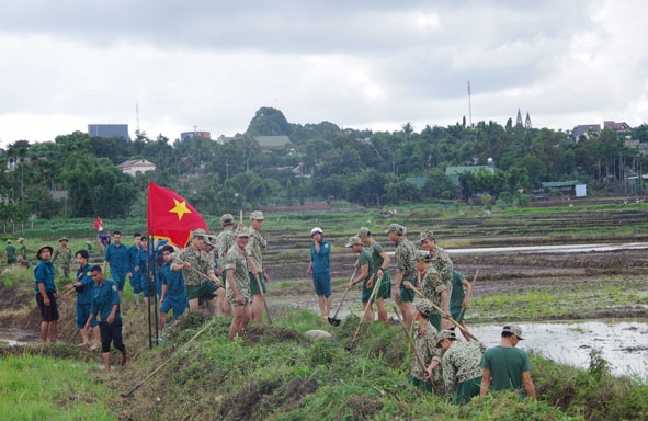 Cán bộ, chiến sĩ Lữ đoàn Đặc công 198 giúp nhân dân xã Hòa Đông (huyện Krông Pắc) nạo vét kênh mương  nội đồng. 