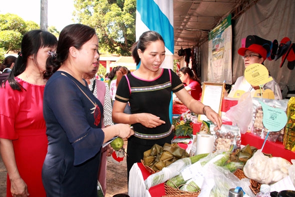 Phụ nữ tham gia trưng bày, giới thiệu sản phẩm tại Sàn giao dịch việc làm do Hội LHPN tỉnh tổ chức. 