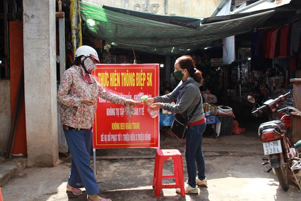 Người dân rửa tay sát khuẩn trước khi vào chợ Tân Thành (TP. Buôn Ma Thuột).  