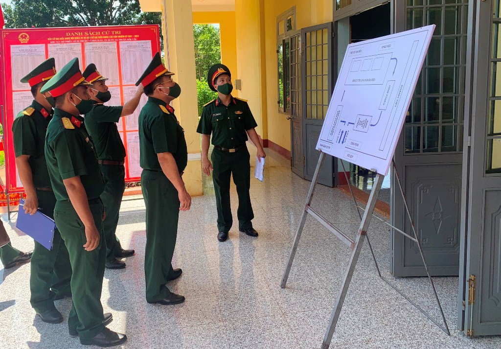 Đoàn công tác Bộ Chỉ huy Quân sự tỉnh kiểm tra công tác chuẩn bị bầu cử tại Tiểu đoàn 303, Trung đoàn 584