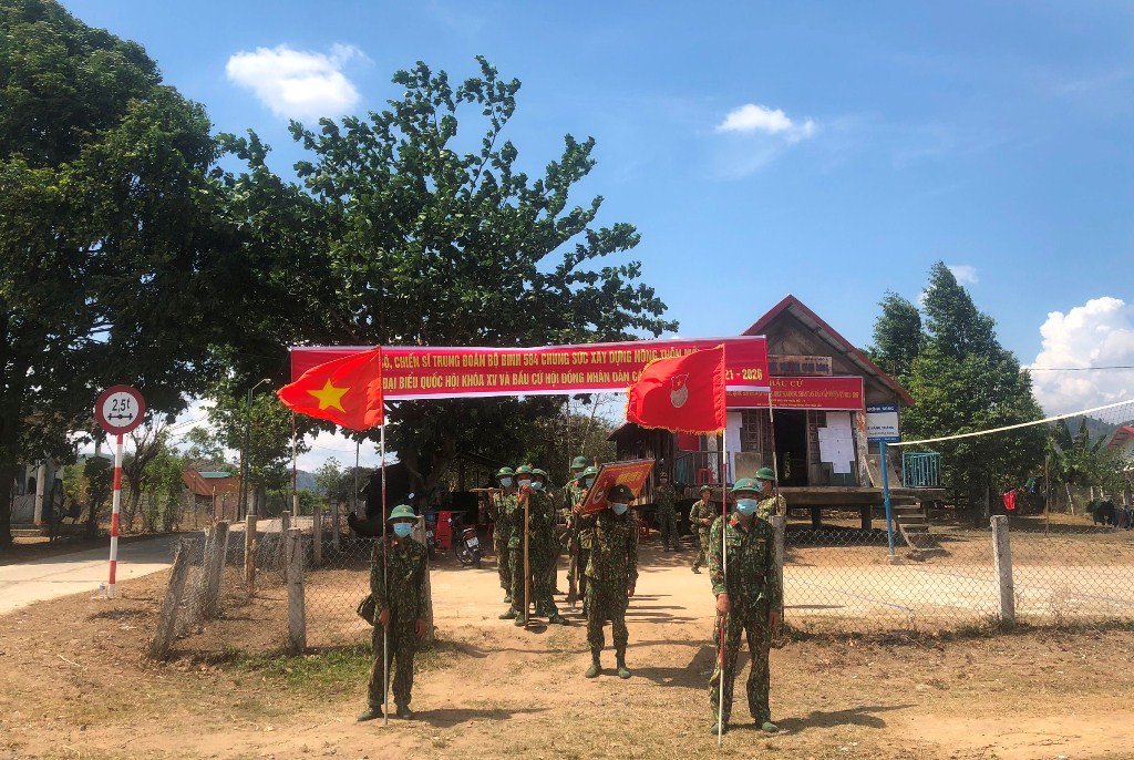 Cán bộ, chiến sĩ LLVT tỉnh hành quân dã ngoại làm công tác dân vận tại huyện Krông Bông, kết hợp tuyên truyền bầu cử