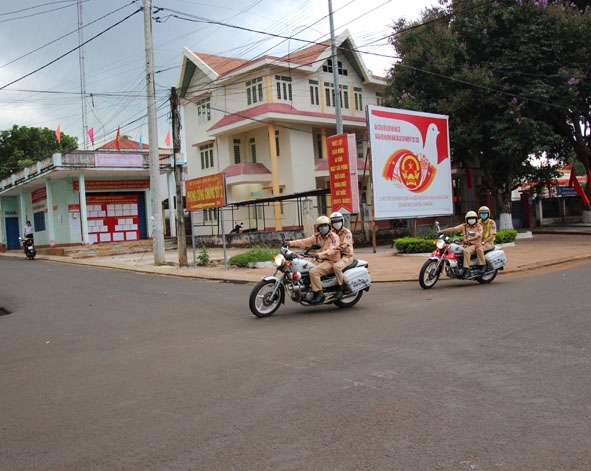 Lực lượng Cảnh sát giao thông (Công an huyện Krông Pắc) tuần tra bảo đảm an toàn giao thông trước ngày bầu cử. 