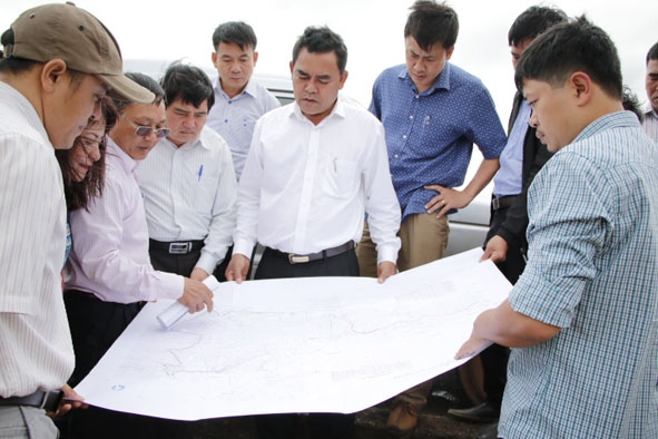 Đoàn công tác của HĐND tỉnh khóa IX kiểm tra một số dự án xây dựng tại TP. Buôn Ma Thuột. 