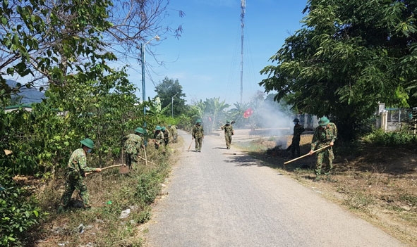 Các chiến sĩ  Trung đoàn 584  (Bộ Chỉ huy  Quân sự tỉnh)  tham gia công tác dân vận tại huyện  Krông Bông. 