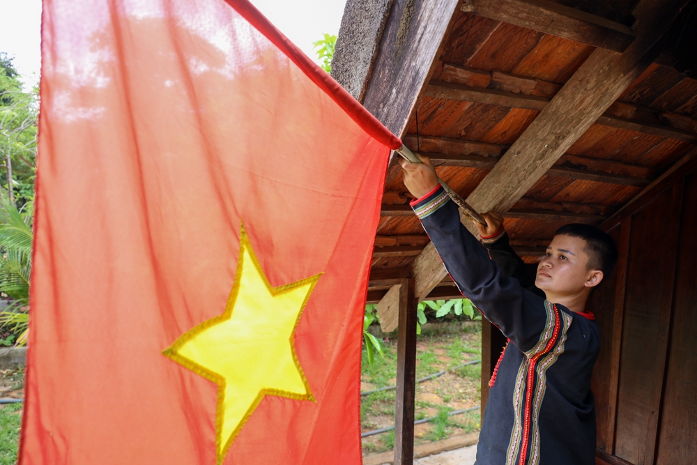 Đồng bào dân tộc thiểu số tại chỗ ở Đắk  háo hức treo cờ Tổ quốc chào mừng cuộc bầu cử. Ảnh: H.Gia