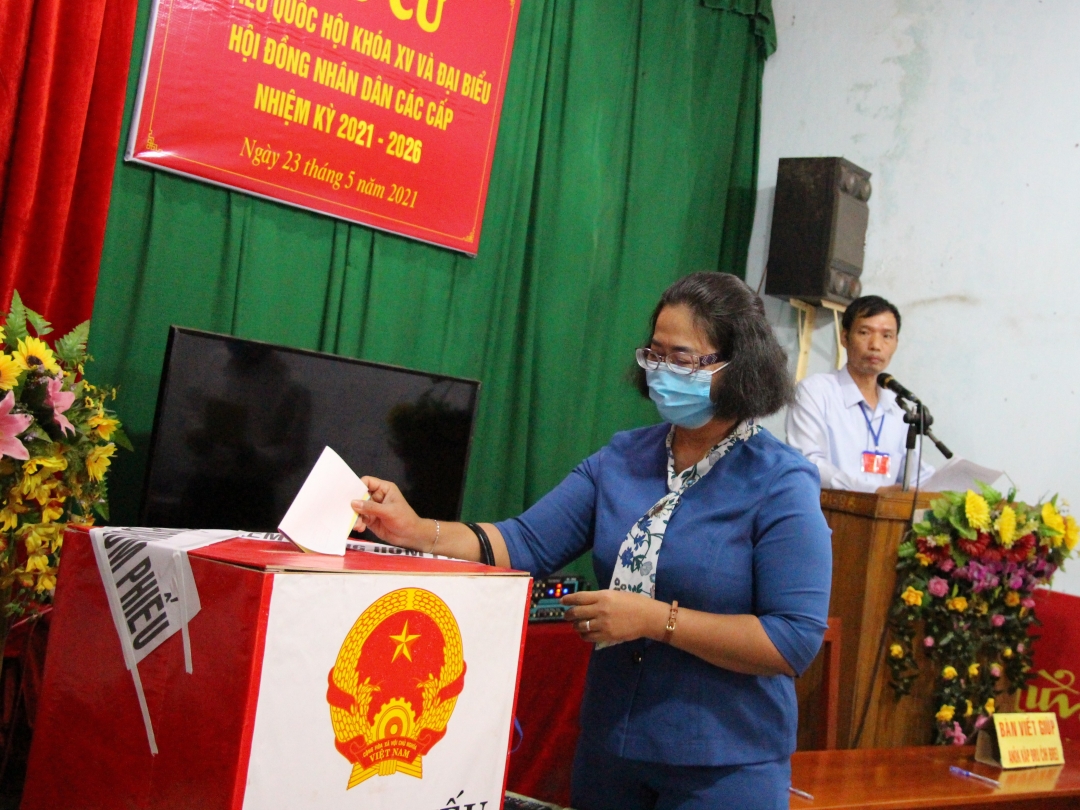 Đồng chí H'Kim Hoa Byă tham gia bầu cử