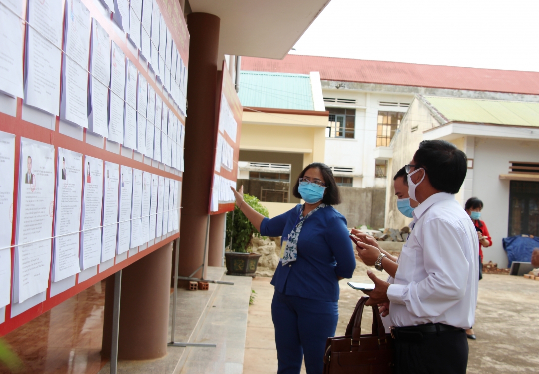Đồng chí H'Kim Hoa Byă kiểm tra công tác chuẩn bị bầu cử tại xã Ea Tiêu