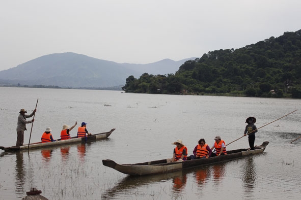 Chèo thuyền trên hồ Lắk được nhiều du khách trong tỉnh lựa chọn trải nghiệm.