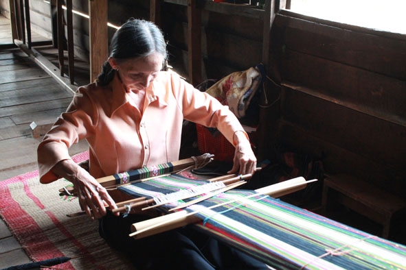Bà N'Nhé Byă gắn bó với nghề dệt thổ cẩm. 