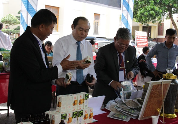 Một số sản phẩm của các hợp tác xã tỉnh Đắk Lắk tại Ngày giới thiệu các sản phẩm an toàn của hợp tác xã năm 2020. 