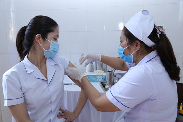 Tỉnh Đắk Lắk triển khai tiêm vắc xin phòng COVID-19 cho nhân viên y tế ở tuyến đầu chống dịch. Ảnh: Kim Hoàng