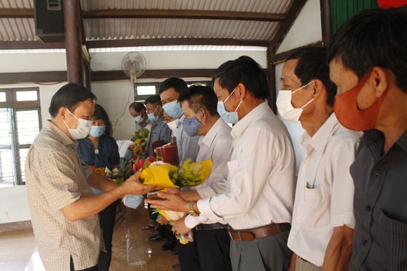 Lãnh đạo Công ty Cổ phần cao su Đắk Lắk trao quà và thư cảm ơn người lao động có trên 25 năm gắn bó với đơn vị.  