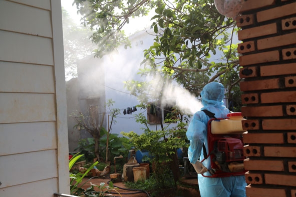 Lực lượng chức năng phun thuốc diệt muỗi tại nhà người dân để phòng sốt xuất huyết. 