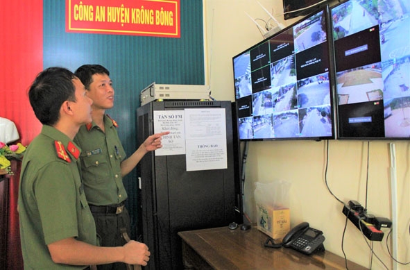 Công an huyện Krông Bông theo dõi hệ thống camera giám sát trên địa bàn.