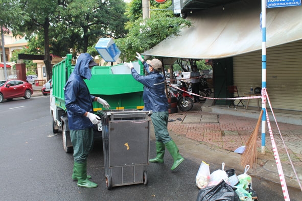 Công nhân thu gom rác thải Công ty Cổ phần đô thị và môi trường Đắk Lắk chấp hành nghiêm quy định về an toàn vệ sinh lao động khi làm việc. 