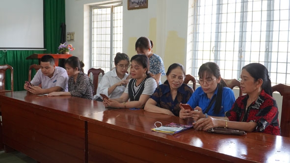 Nhân viên BHXH huyện Krông Búk hướng dẫn giáo viên Trường Tiểu học Hai Bà Trưng (xã Cư Kbô) cài đặt ứng dụng VssID.