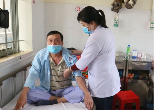 Một bệnh nhân mắc bệnh COPD được điều trị tại Bệnh viện Lao và bệnh phổi tỉnh.  
