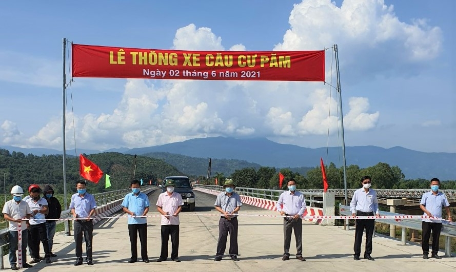 Các đại biểu tham dự Lễ thông xe cầu Cư Păm.