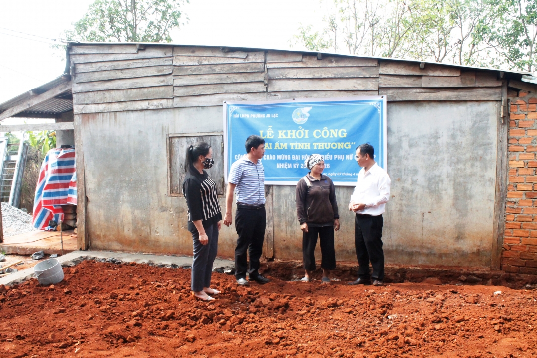 Cán bộ phường An Lạc thăm hỏi và động viên một hộ dân được Hội LHPN phường hỗ trợ kinh phí xây nhà. 
