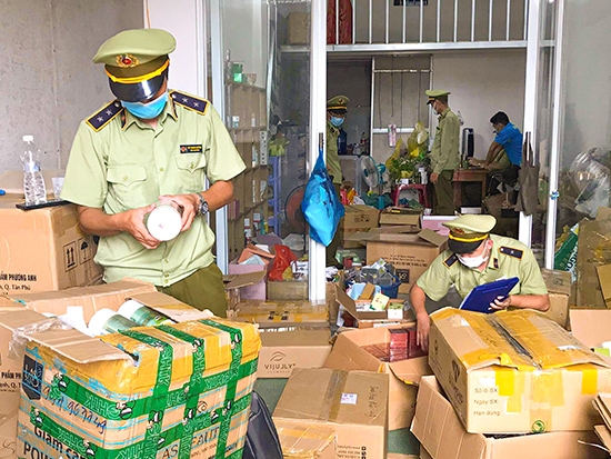 Cục Quản lý thị trường Đắk Lắk tiến hành kiểm tra kho hàng