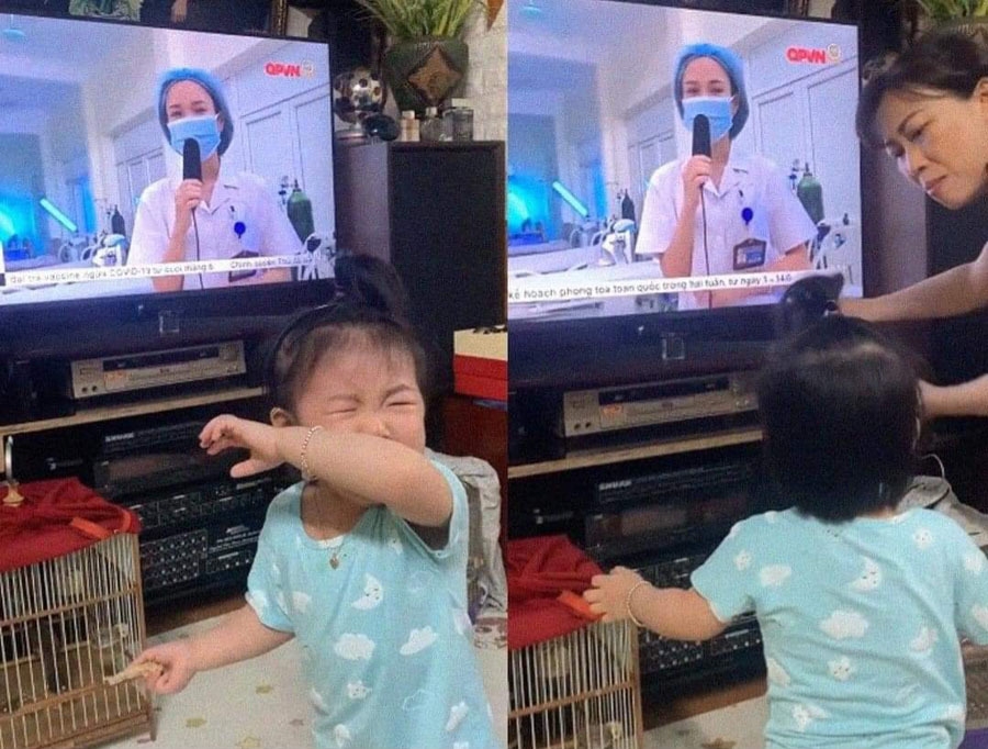 Bé gái 20 tháng tuổi òa khóc khi thấy mẹ là chị Nguyễn Thị Hạnh (SN 1993) trên truyền hình. Chị Hạnh là bác sĩ Bệnh viện Quân y 103 (Hà Nội), được điều động vào hỗ trợ tâm dịch Bắc Giang. (Nguồn Internet)