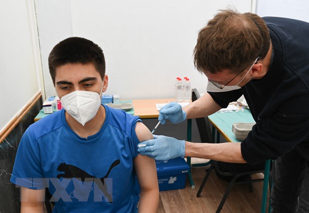 Nhân viên y tế tiêm chủng vắc xin ngừa COVID-19 cho người dân tại Frankfurt am Main, Đức, ngày 27-5-2021.  Ảnh: AFP/TTXVN
