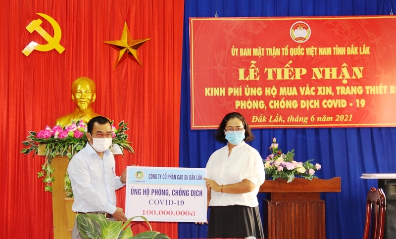Đại diện Công ty Cổ phần Cao su Đắk Lắk trao ủng hộ Quỹ phòng chống COVID-19 của tỉnh