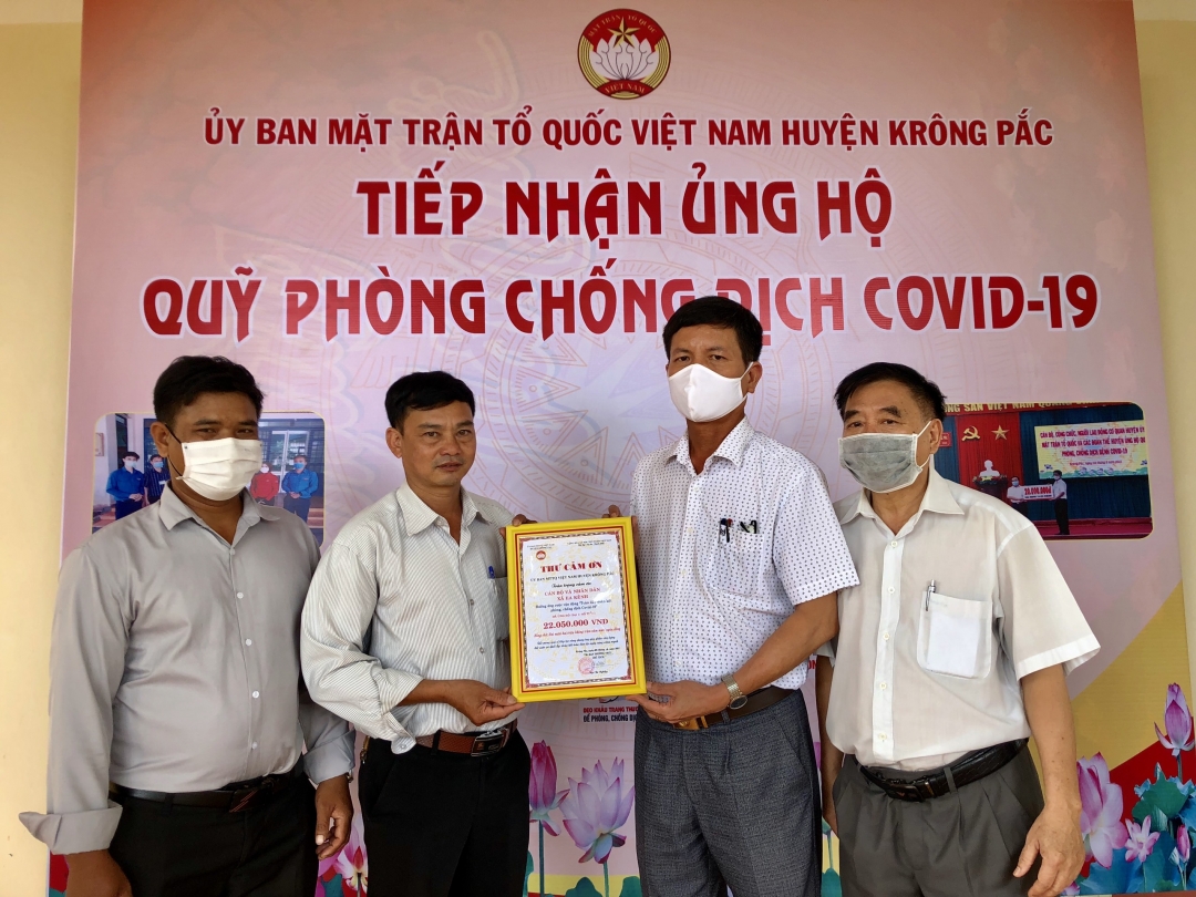 Đại diện Mặt trận tổ quốc Việt Nam huyện Krông Pắc tiếp nhận hơn 22 triệu đồng nhân dân xã Ea Kênh ủng hộ Quỹ phòng, chống dịch