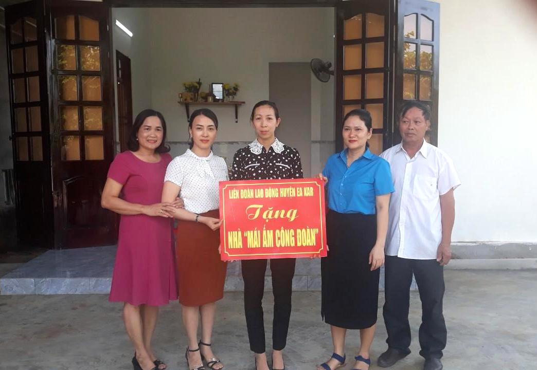Đại diện các cấp Công đoàn huyện Ea Kar bàn giao nhà Mái ấm công đoàn cho chị Vũ Thị Hải Vân,  công đoàn cơ sở Trường Tiểu học Nguyễn Văn Bé, xã Cư Ni.  