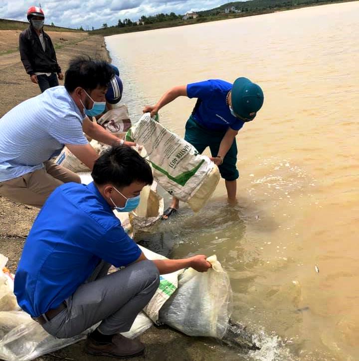 Các đơn vị phối hợp thả cá bổ sung nguồn lợi thủy sản tại hồ Vụ Bổn, xã Vụ Bổn