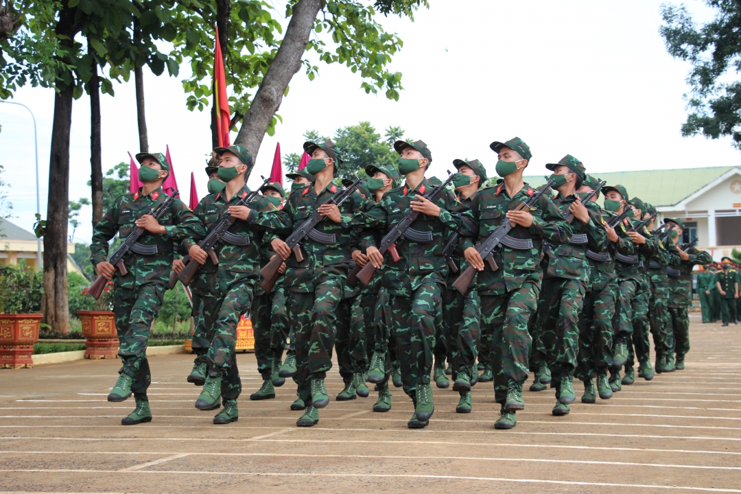 Duyệt đội ngũ tại lễ tuyên thệ chiến sĩ mới