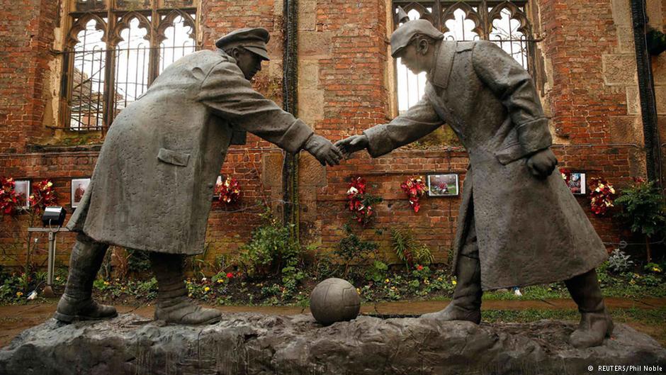 Tác phẩm điêu khắc tưởng nhớ đến trận đấu lịch sử năm 1914 ở Liverpool, Vương quốc Anh. (Ảnh: Internet)