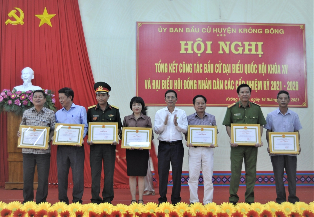 Chủ tịch UBND huyện Krông Bông Lê Văn Long tặng Giấy khen cho các tập thể và cá nhân đạt thành tích xuất sắc trong công tác bầu cử đại biểu Quốc hội khóa XV và HĐND các cấp nhiệm kỳ 2021 - 2026. 