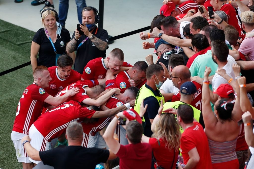 Niềm vui của các cầu thủ chủ nhà Hungary sau khi giành trận hòa trước nhà đương kim vô địch thế giới Pháp. Ảnh Internet
