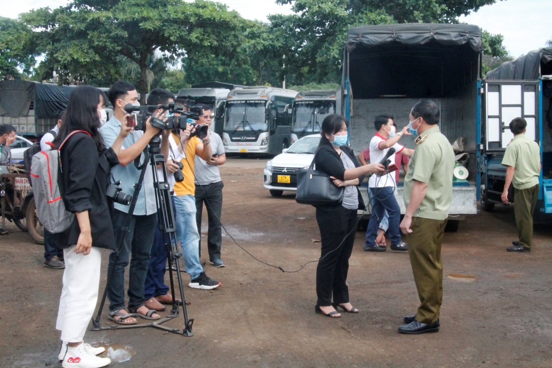 Phóng viên phỏng vấn lãnh đạo Cục Quản lý thị trường tỉnh về hỗ trợ tiêu thụ vải thiều Bắc Giang. 