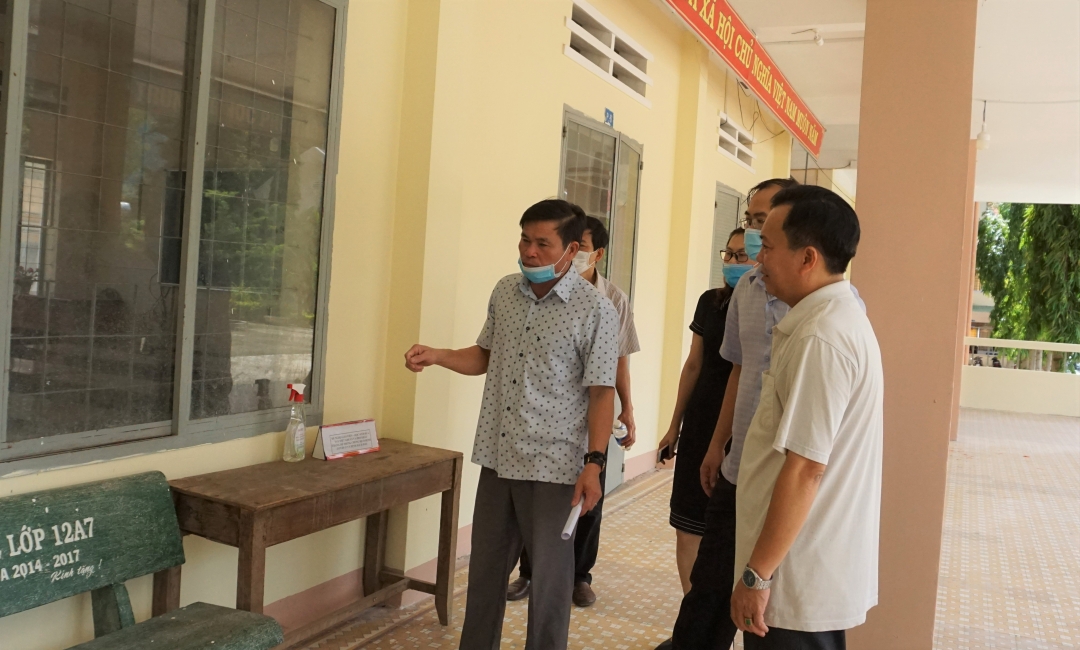 Lãnh đạo huyện Krông Bông kiểm tra công tác chuẩn bị cho kỳ thi tốt nghiệp THPT tại điểm thi Trường THPT Krông Bông.