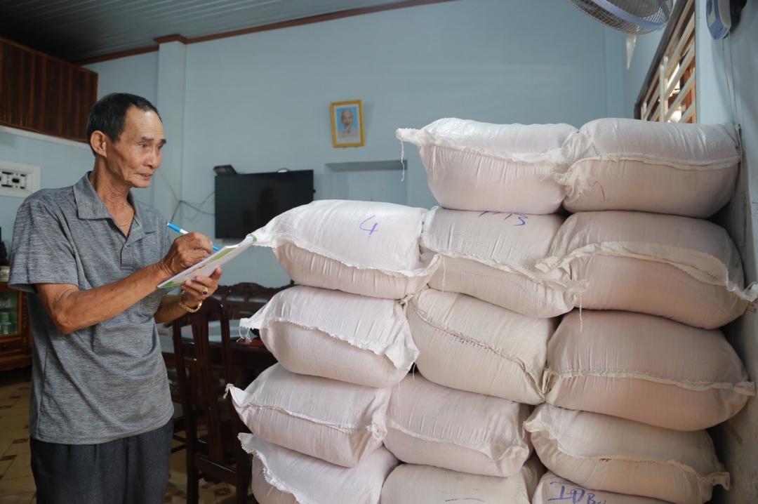 Ông Nguyễn Thanh kiểm đếm 300 suất gạo trị giá hơn 15 triệu đồng mà gia đình ông ủng hộ người dân có hoàn cảnh khó khăn trên địa bàn phường. 