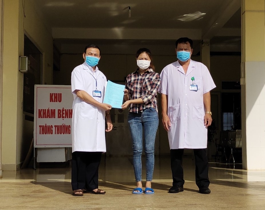 Các bác sĩ Bệnh viện Lao và bệnh phổi tỉnh trao giấy xuất viện cho bệnh nhân 7186
