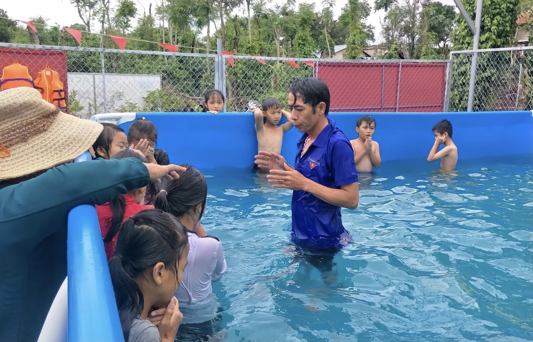 Đoàn xã Dray Sáp (huyện Krông Ana) tổ chức dạy bơi miễn phí cho thiếu nhi trong dịp hè năm 2020. 