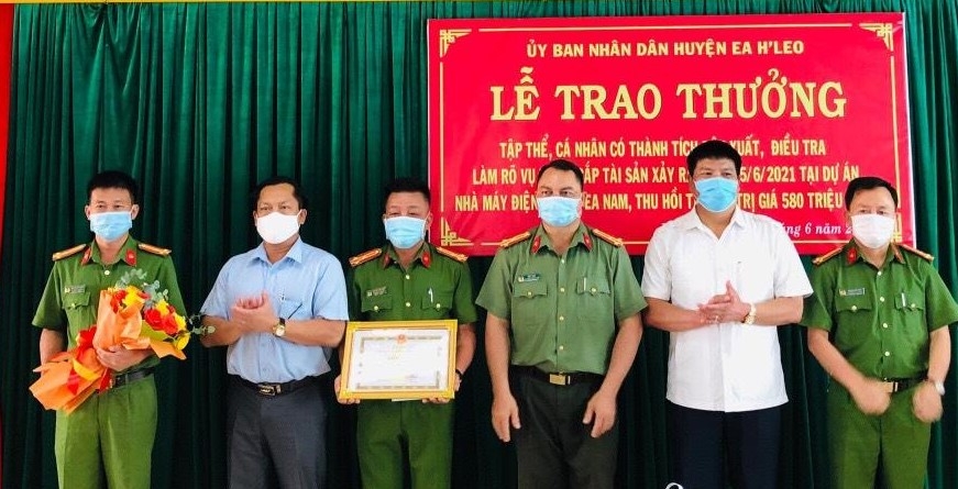 Lãnh đạo Huyện ủy  và UBND huyện Ea H'leo tặng Giấy khen cho tập thể Công an huyện.