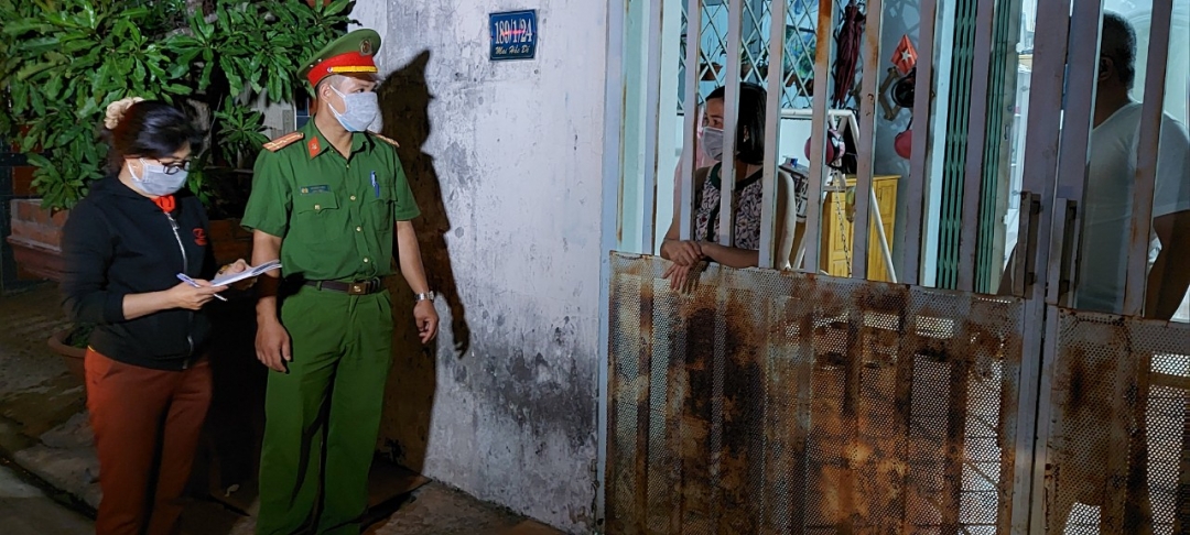 Chị Vũ Thị Mai Tuyên làm nhiệm vụ trong đêm phong tỏa hẻm 189/1 Mai Hắc Đế 