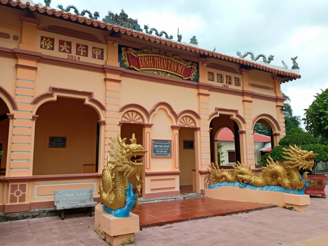 Trước chánh điện đình Tấn Mỹ.