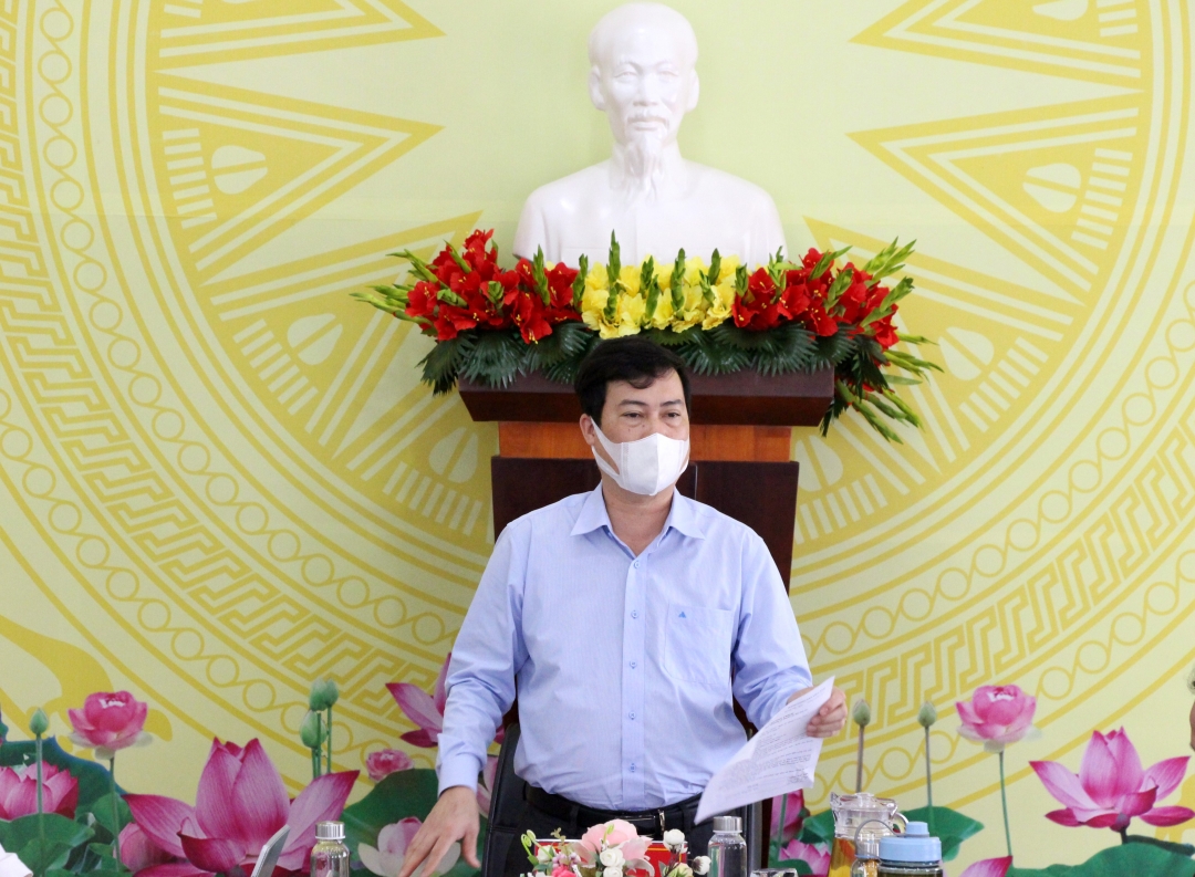 Tỉnh ủy viên, Bí thư Huyện ủy, Chủ tịch HĐND huyện Trần Hồng Tiến phát biểu chỉ đạo cuộc họp