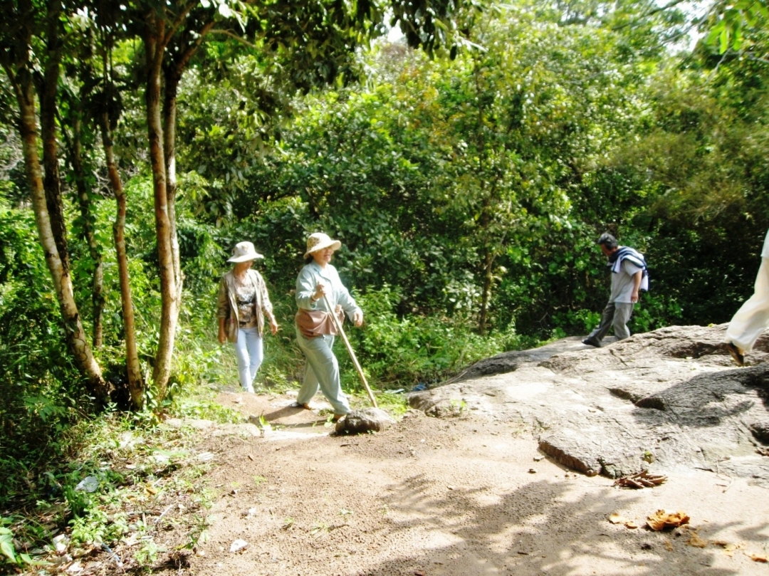 Du khách tham quan Ngũ Hồ Sơn.